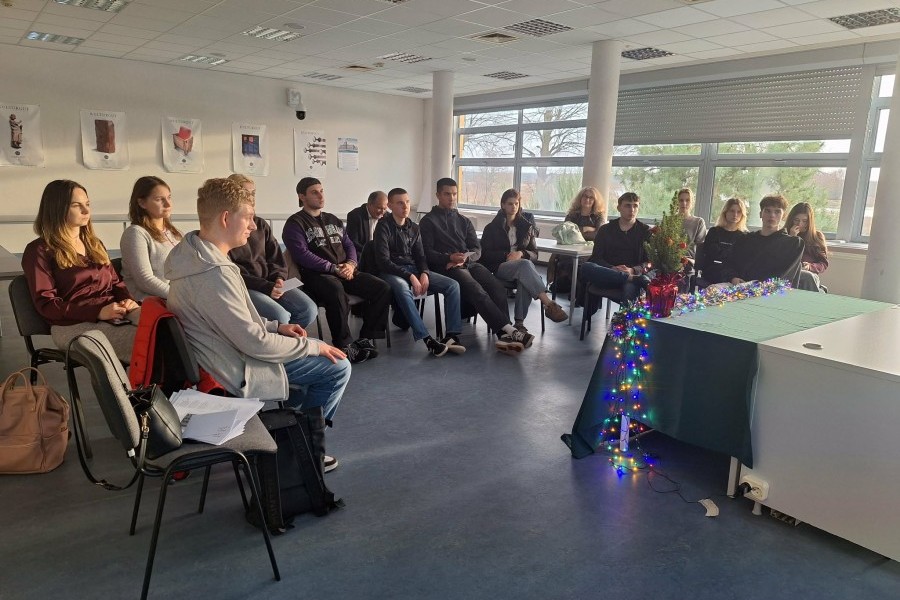 f483c8d8-6424-4f7c-a52e-a40c71da2f8e