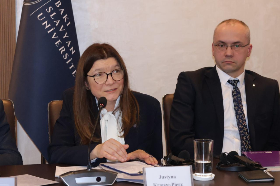 baku2 900x600 autorPierz