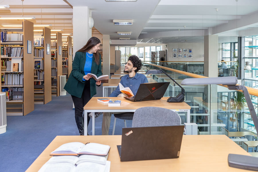 Studierende in der Bibliothek im Collegium Polonicum